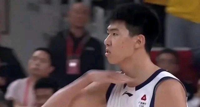 爽一把是要付出代价的！徐昕单手扣篮后霸气做出割喉动作被罚了，CBA判定属于挑衅动