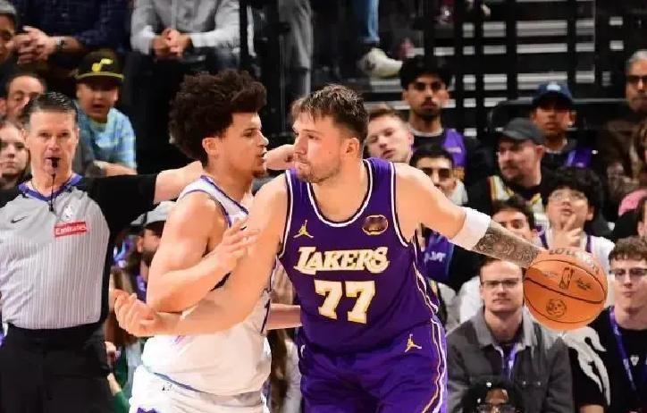 10胜0负定律上线！湖人双巨头爆发：东契奇比肩乔丹
这场比赛，东契奇刚刚“刷爆”