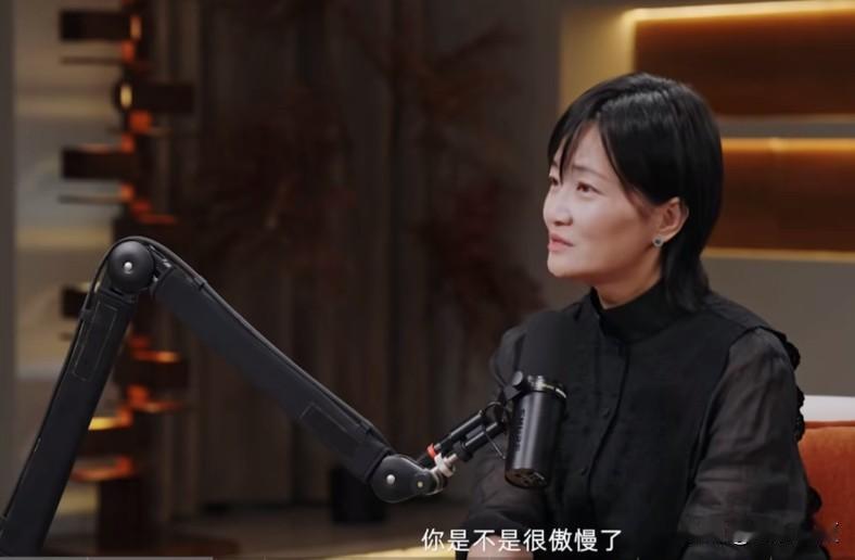 鲁豫采访郭柯宇提到当年她拍戏时裸露后背的画面。郭柯宇回应说“其实最早拍这个戏的时