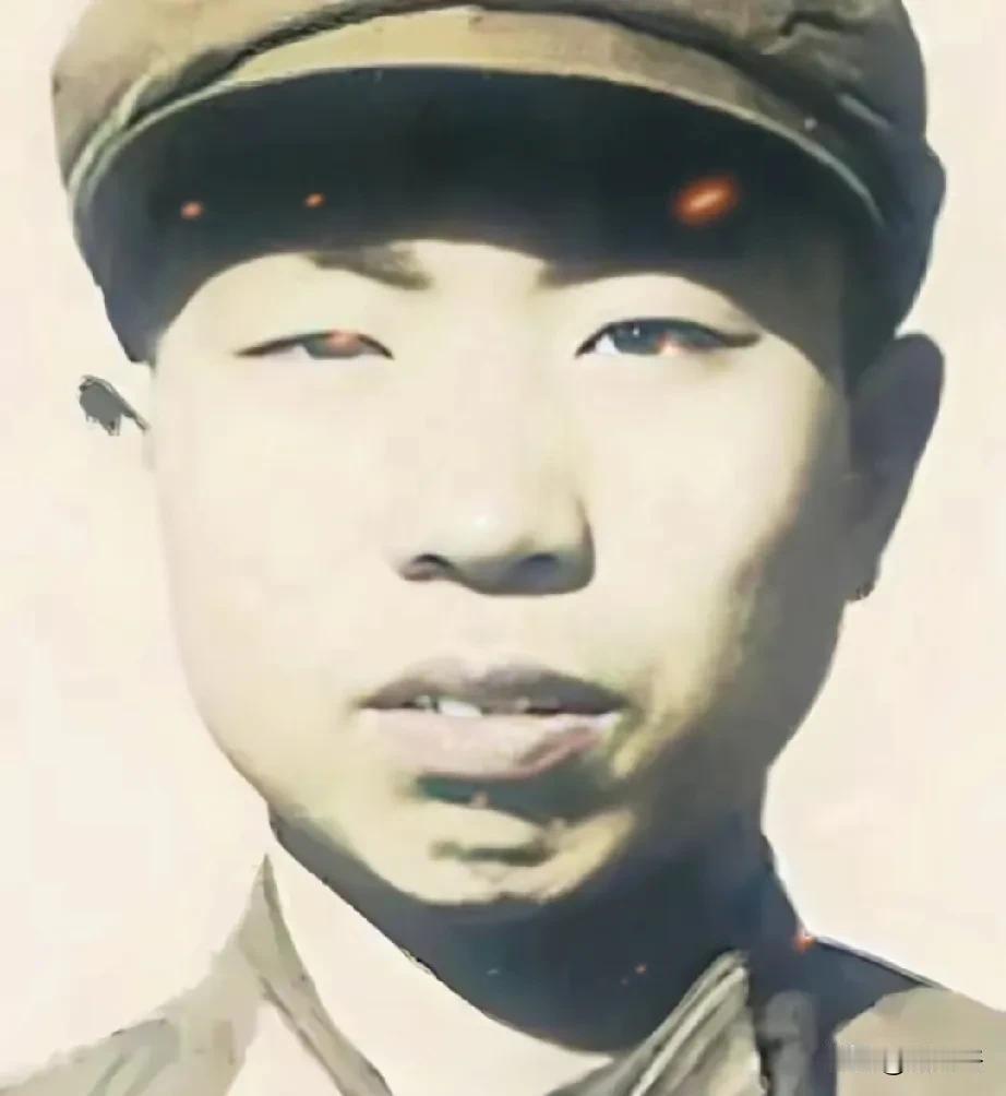 致敬老山英雄——王新华
1987年1月，在对越防御作战里，他手持冲锋枪，于枪林弹