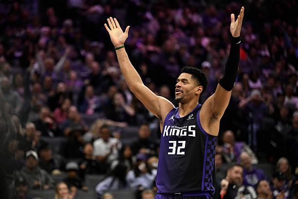 国王的迪伦-卡德威尔其实还真挺励志的。之前虽然是奥本大学的先发中锋，但是出场时间