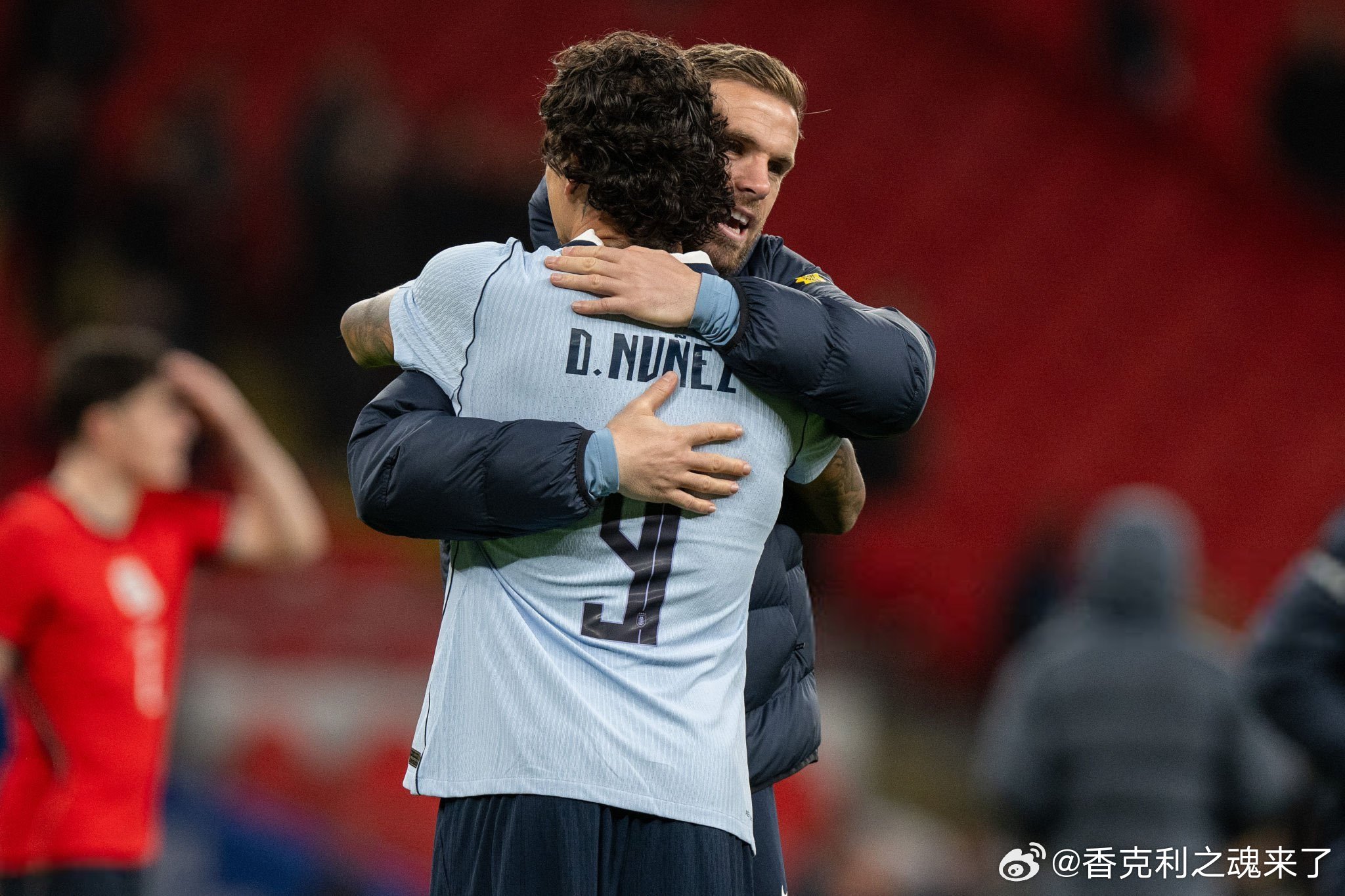 亨德森和努子的拥抱 