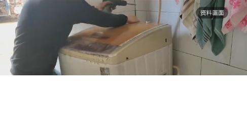 “不幸中的万幸！”11月26日报道，福建南安，一老人在家打扫卫生时，将用不到的破