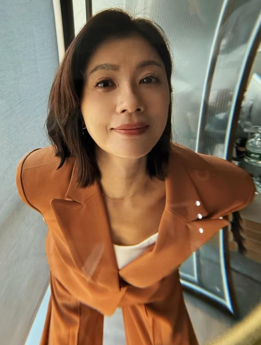 我有一个大胆的想法，这个视角的贾静雯岂止真性情，简直不一样的烟火……

长得好像