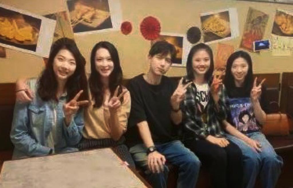 女排四美与李现比耶同框：
镜头中的惠若琪发如绸缎，琼花玉貌；穿着牛仔褂的袁心玥秀