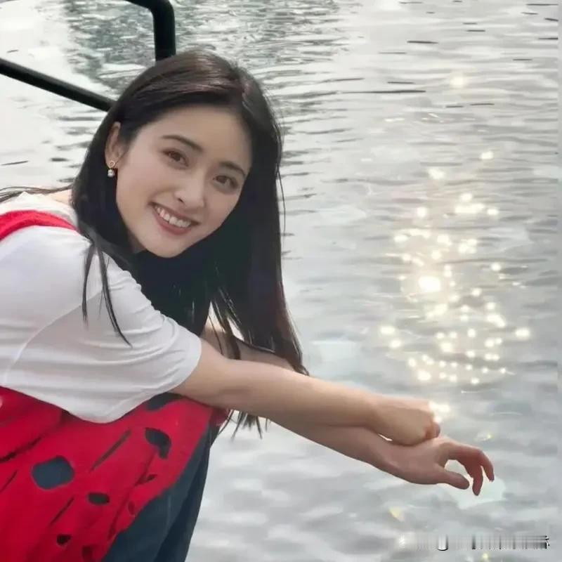 #纪凌尘回应与沈月牵手#
纪凌尘没有真的牵手沈月的手，是他和沈月录综艺，在节目上