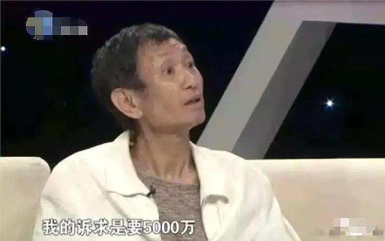 1988年，刚出生不久的毛晓彤被“嗜赌如命”亲身父亲丢进了垃圾桶，仅仅是因为他当