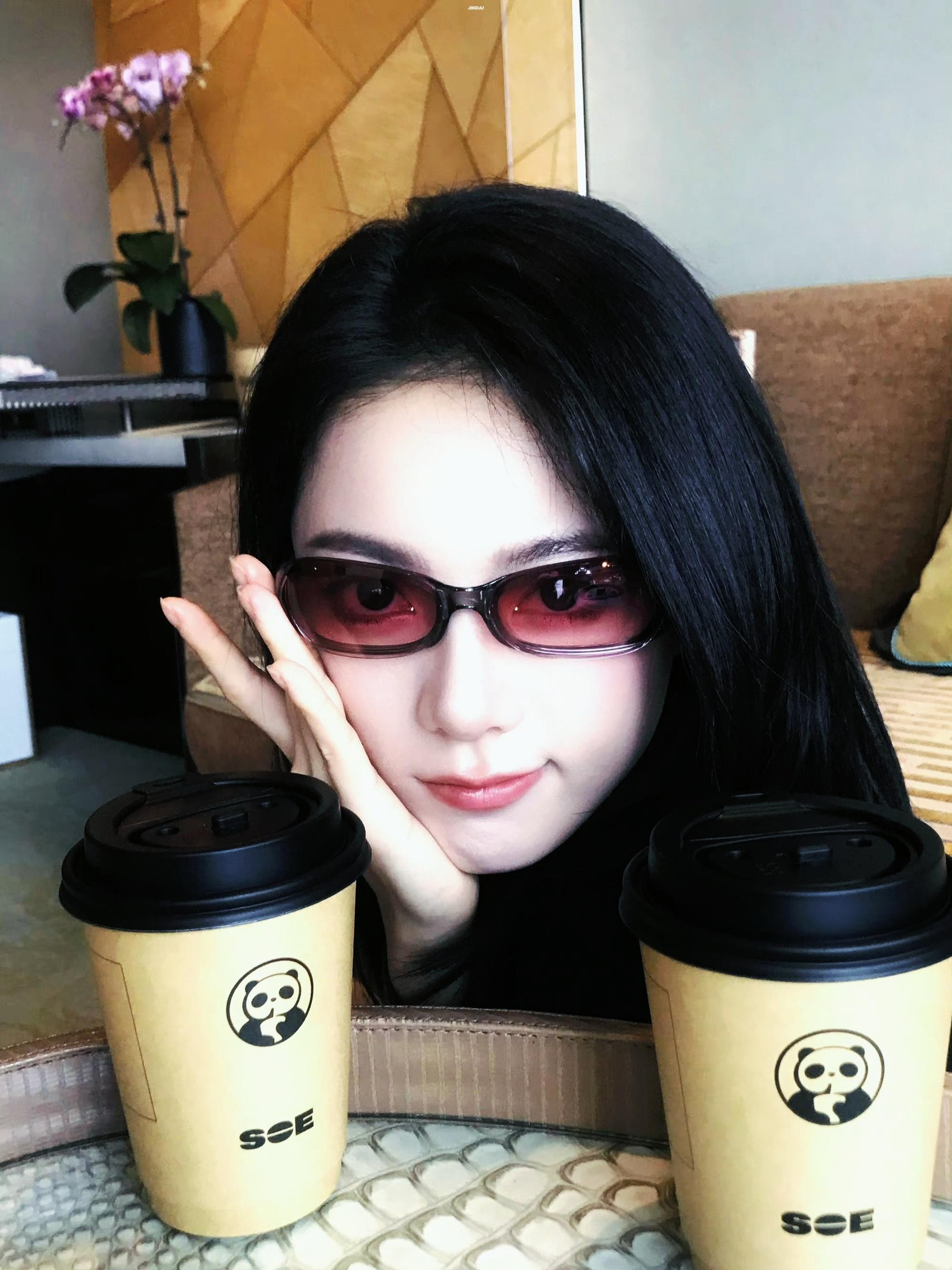 秋意正浓🍁赵今麦miumiu品牌大使赵今麦代言茶百道咖啡 ​​​