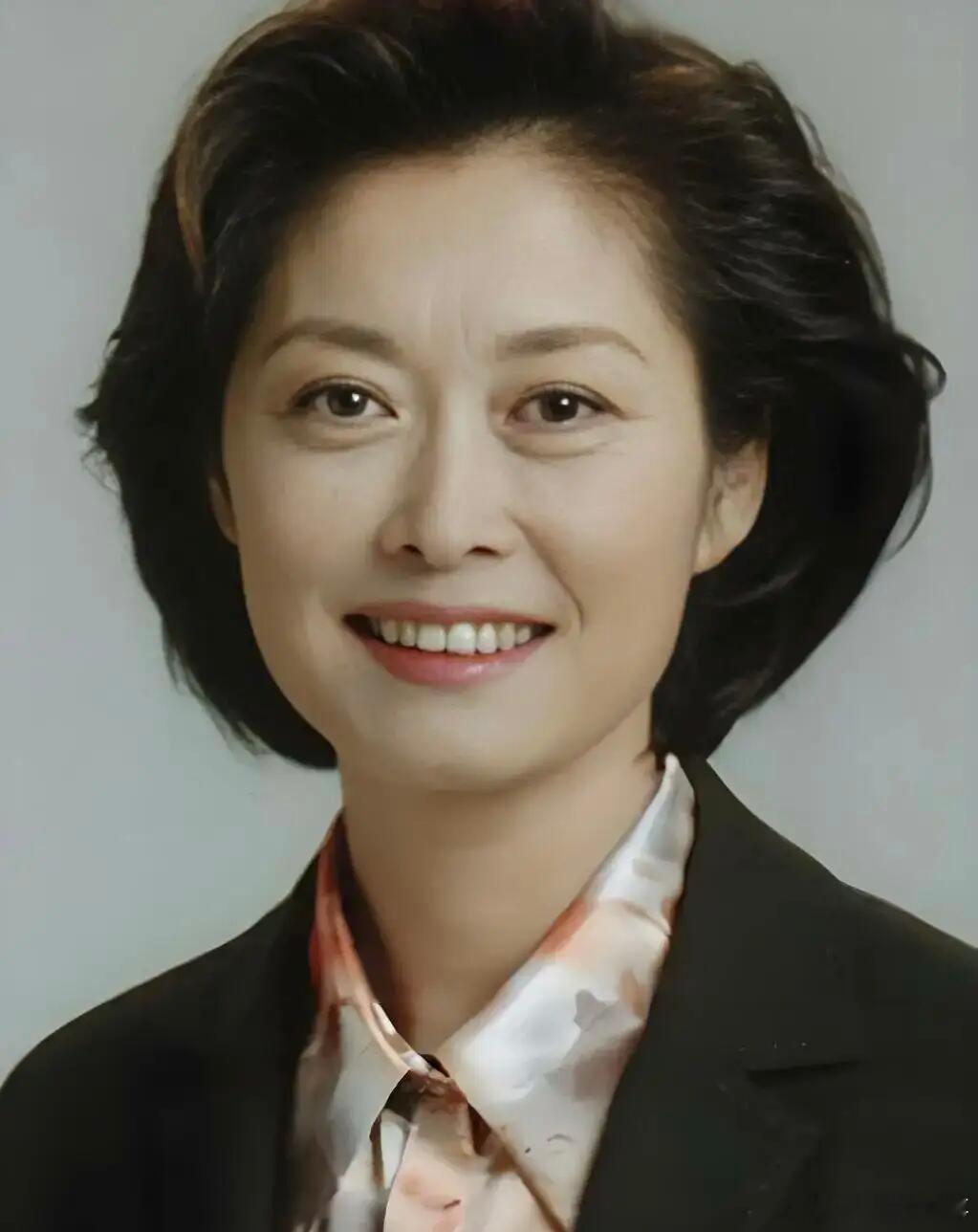 阎肃观察肃言肃语             《礼敬一丹》松花江畔一才媛，北国电波初