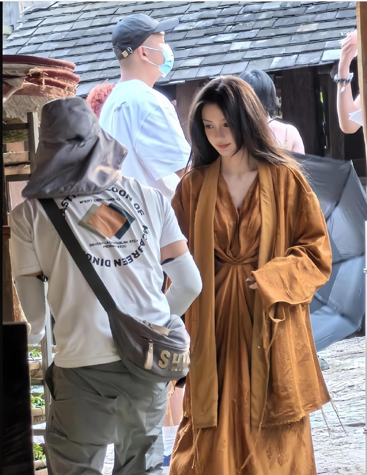 杨颖5月1日冲上热搜，这次不是因为她的演技，而是有网友在云南偶遇了她！
在网友分