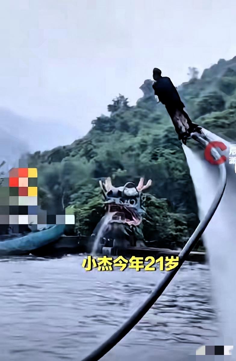 近日，广东清远笔架山，水上飞人项目教练小杰溺水身亡。
据他姐姐说，是水管爆裂，那