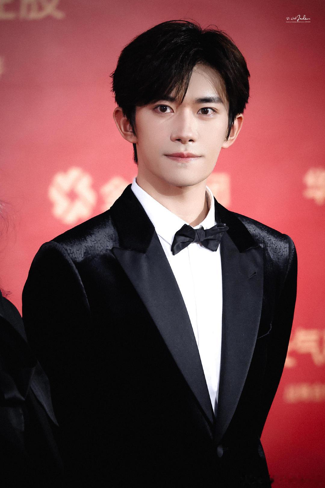 易烊千玺好优越的一张脸 从偶像到演员，易烊千玺的脸也完成了蜕变。褪去了早期的青涩