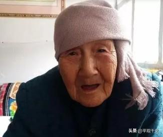 1943年，妇女曹黑毛生下了一个孩子，随后她将婴儿扔在了冰冷的山洞里，而她之所以