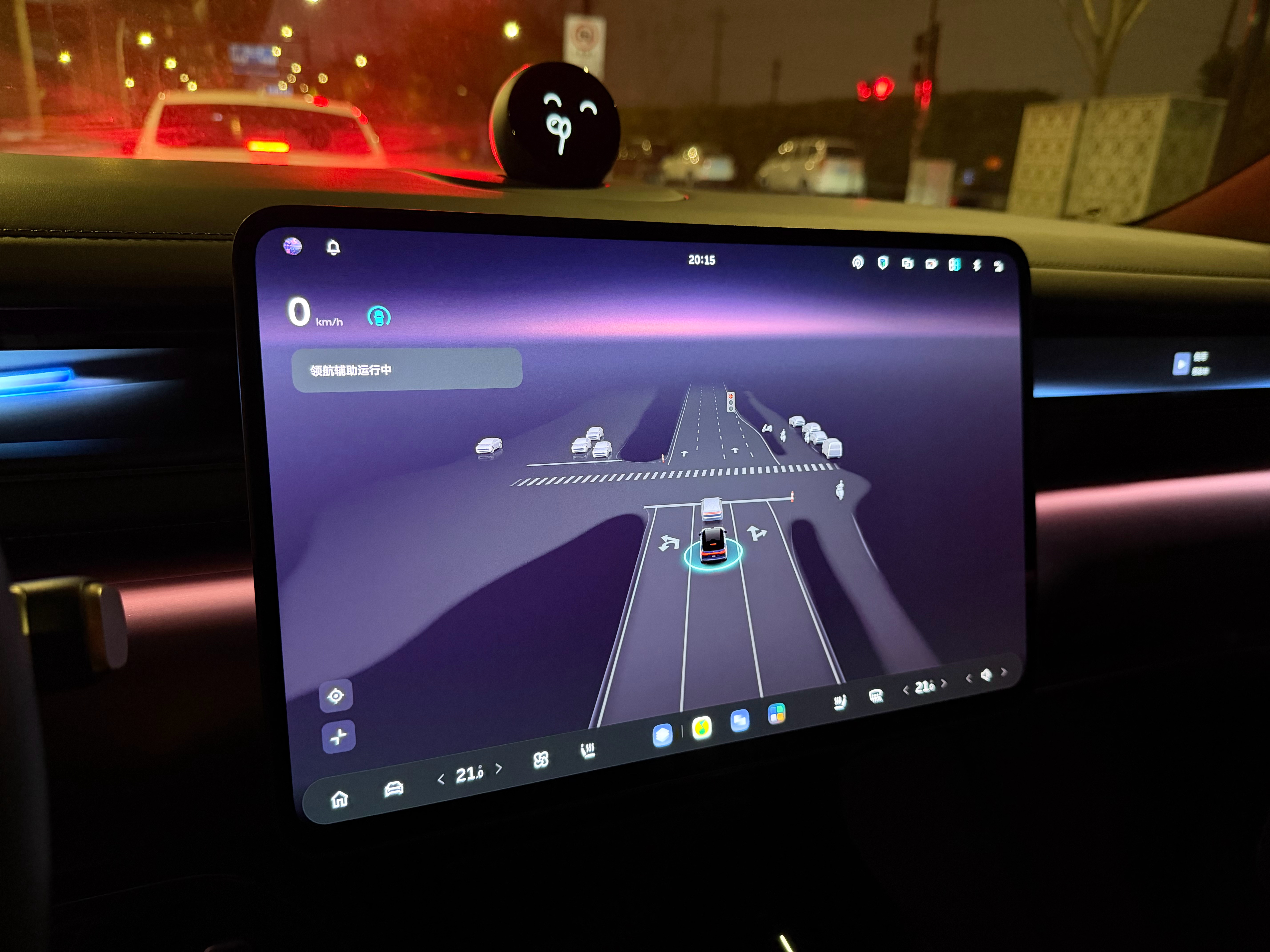 这一点真的要给ES8好评，它的两个后视镜都有自动感光防眩晕的许多作为一款20万或