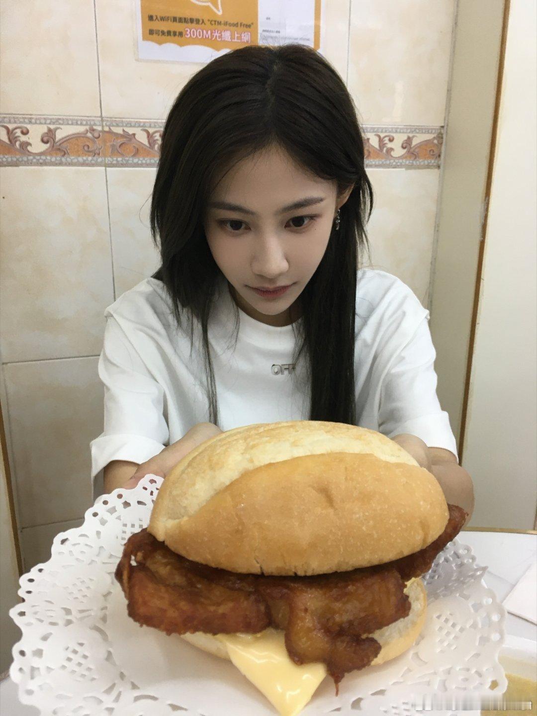 袁一琦TMEA腾讯音乐娱乐盛典TMEA盛典现场，袁一琦的出场很抓人。不管是穿搭还