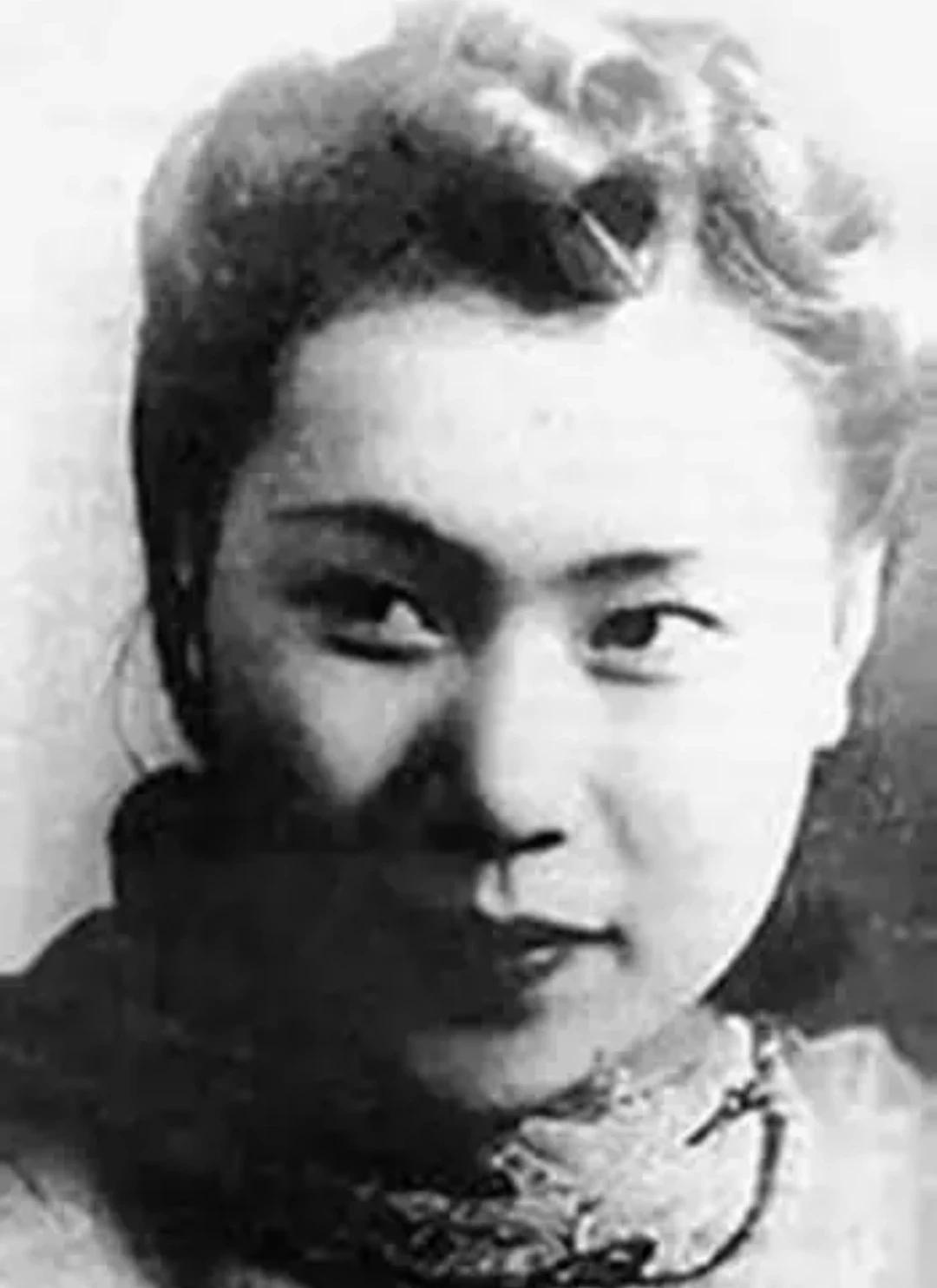 1951年，徐静斐去探望生病的父亲徐悲鸿。看到28岁的继母廖静文吃窝头就咸菜，顿