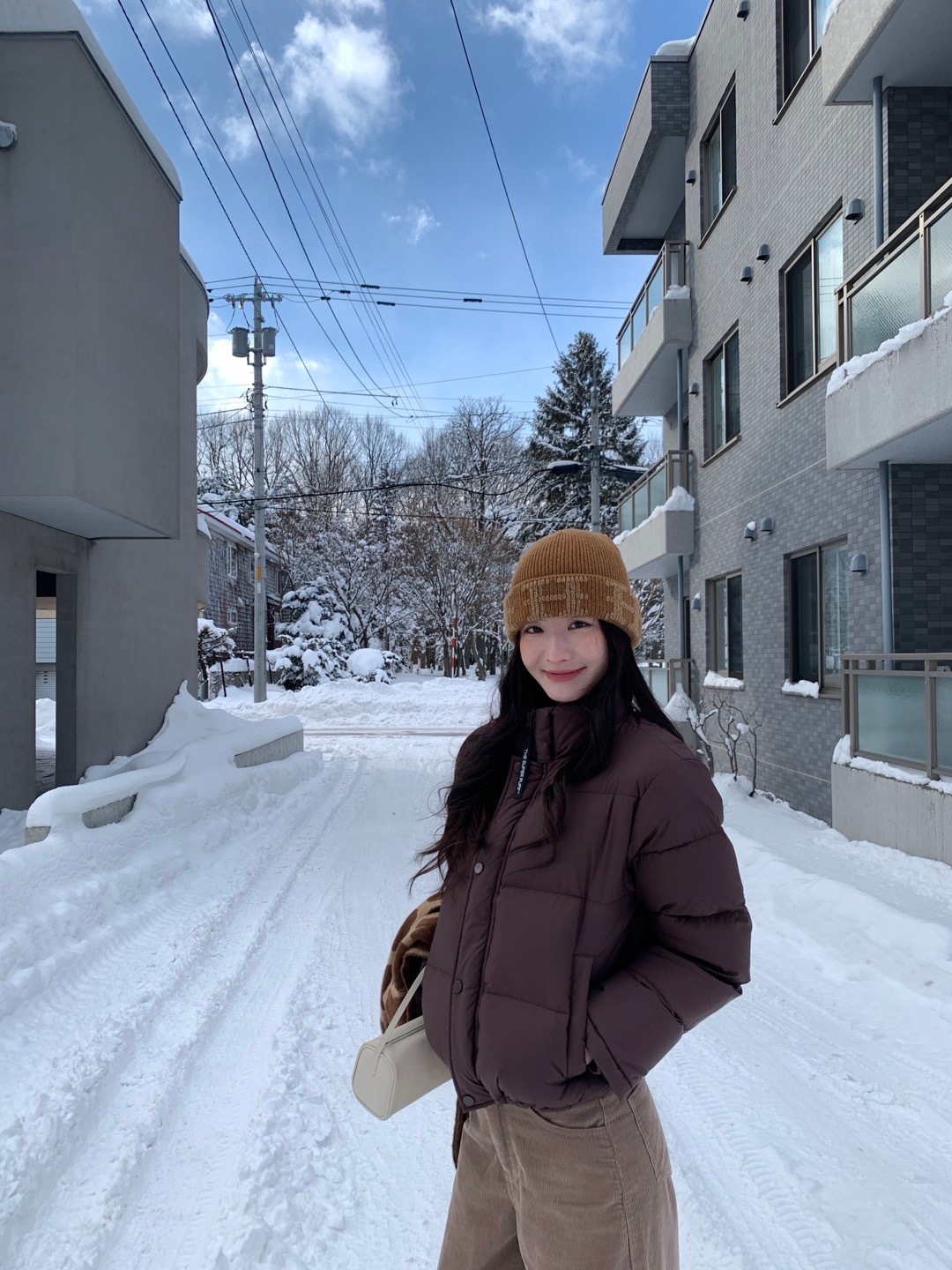 The ro*w的裤子真的非常显腿长配啥都好看这个羽绒服是很火的那个ins博主同