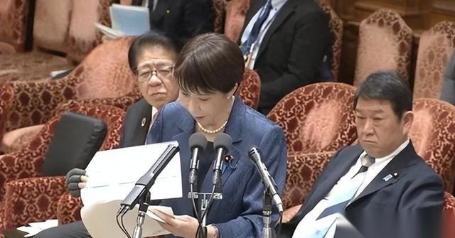 3月12日日本国会刚散会，首相高市早苗连站都站不起来了，得靠人架着走。上台才几个