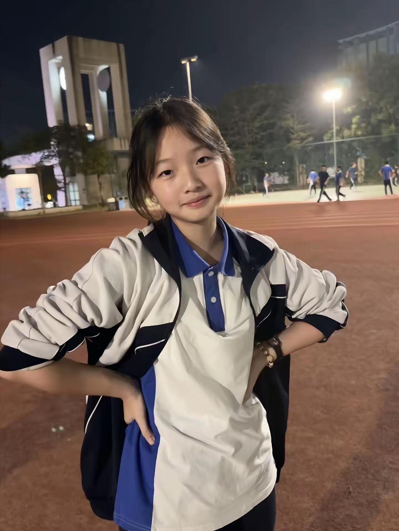 晚上操场，她笑得很可爱。