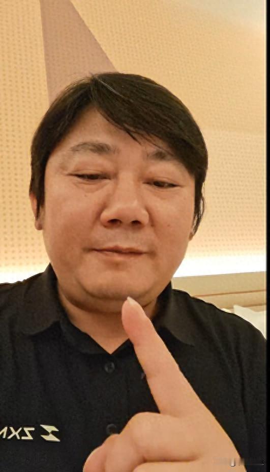 张雪这人，平时看着是个闷头搞技术的理工男，关键时刻却是个真性情的硬汉。

最近台