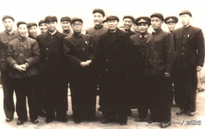 20世纪50年代，黄欧东(前左三)与抵沈阳参观、访问的邓华(前左四)合影。