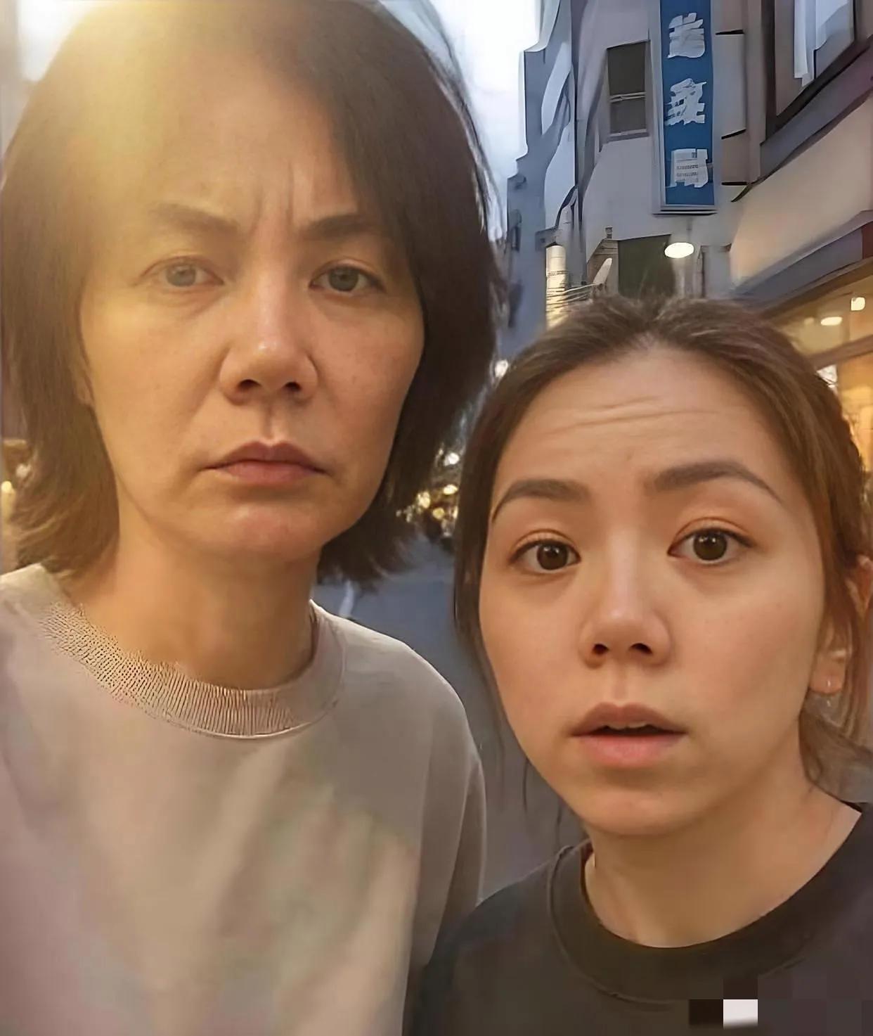 我的天呐，王菲与邓紫棋两位歌坛天后的生图竟然如此素人！

镜头中的王菲柳眉几乎倒