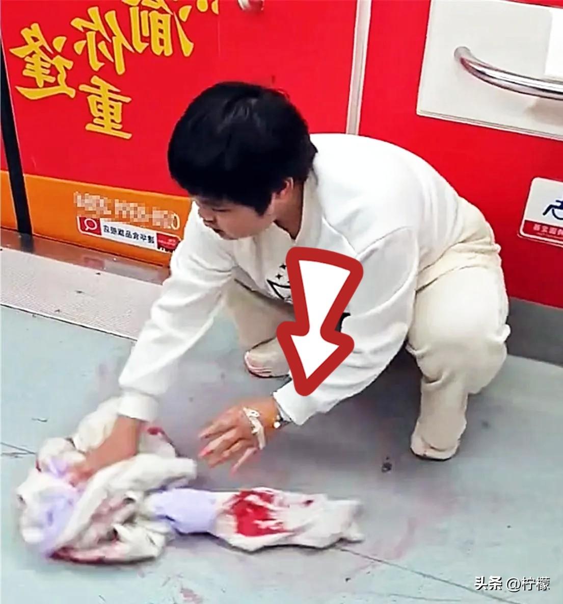 3月23日，重庆地铁1号线，
一位叫胡心瑶的女孩从医院出来
坐车回家，突然吐血，