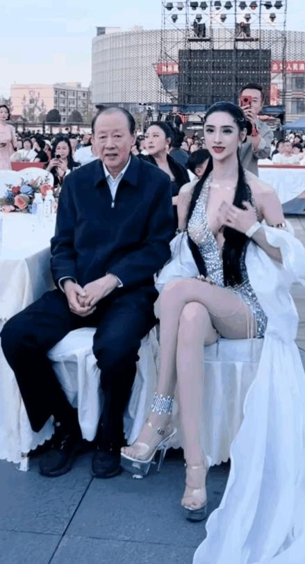 侯老师的外语已经很好不需要再学习了吗？一场活动，老戏骨侯天来老师被安排和一名年轻