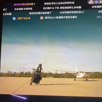 和刘亦菲在电影里同框了，那次机场包的值了。 ​​​