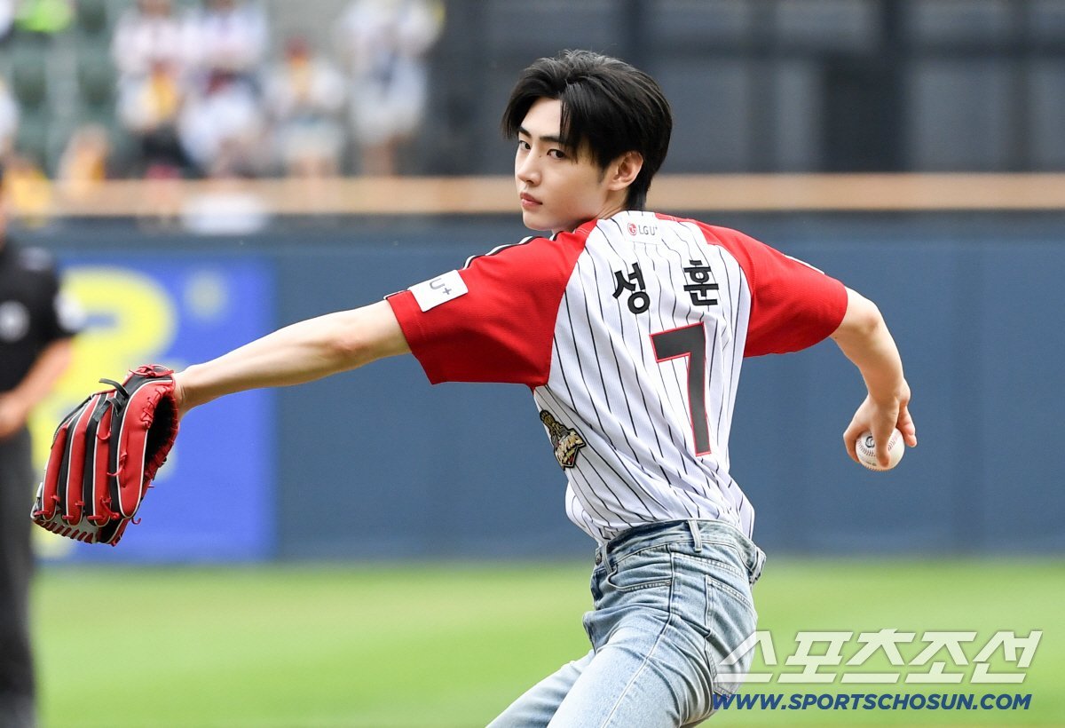 新闻图帅气级别也是MLB水准的⚾ 