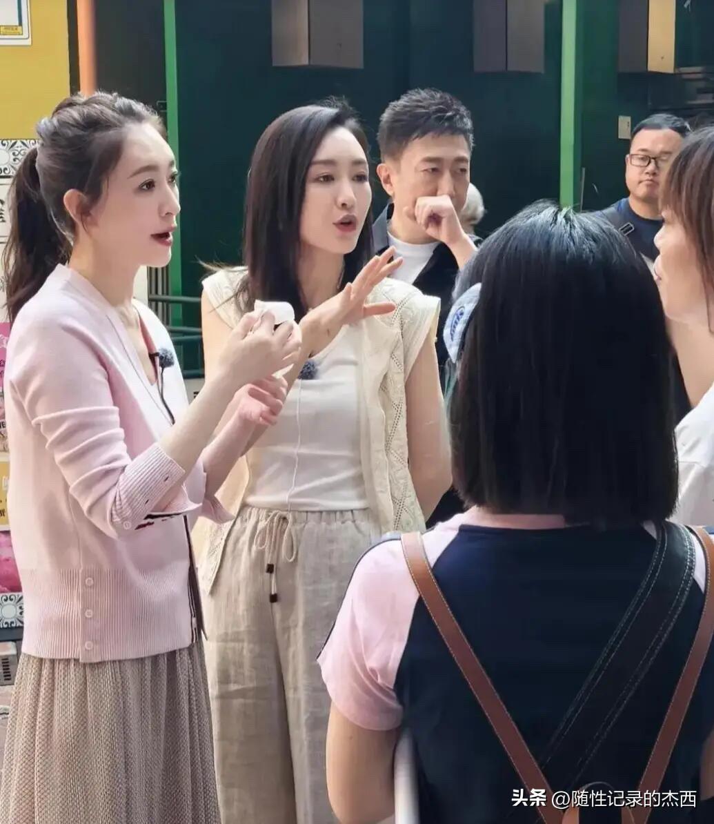这一次49岁李小冉是真的美，看起来比王鸥有气质多了，真的太漂亮了，皮肤白到发光。