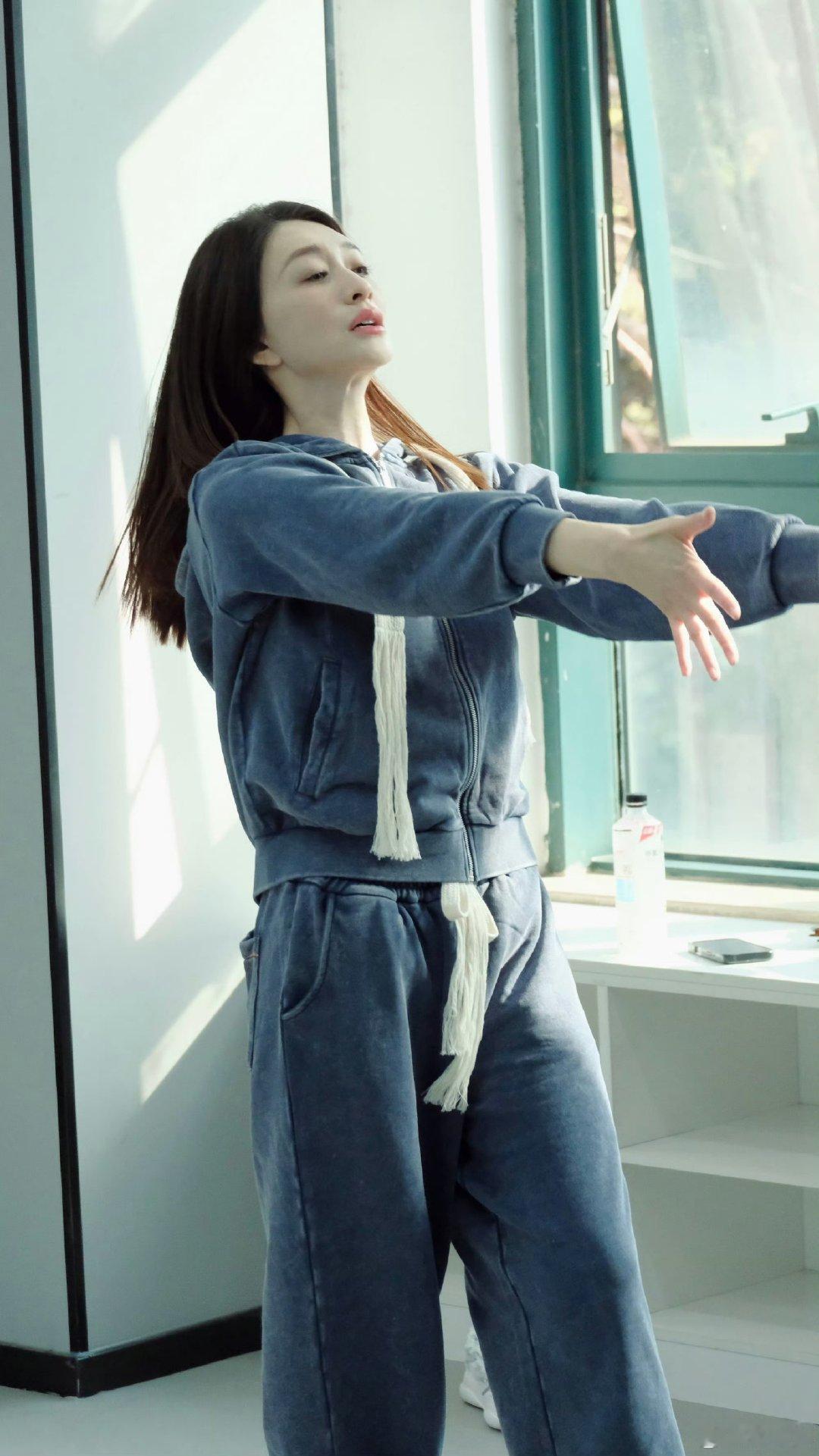 谢娜李小冉破冰同框！新综艺聊过往，默契十足超暖心。宋丹丹看李小冉乘风哭了