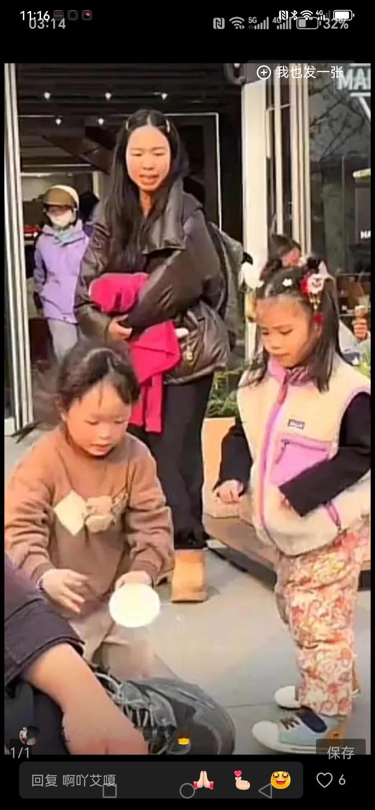 小题大做？小女孩去店里讨水，高高兴兴的端着走向妈妈，水知旁边的小女孩莫名其妙一巴