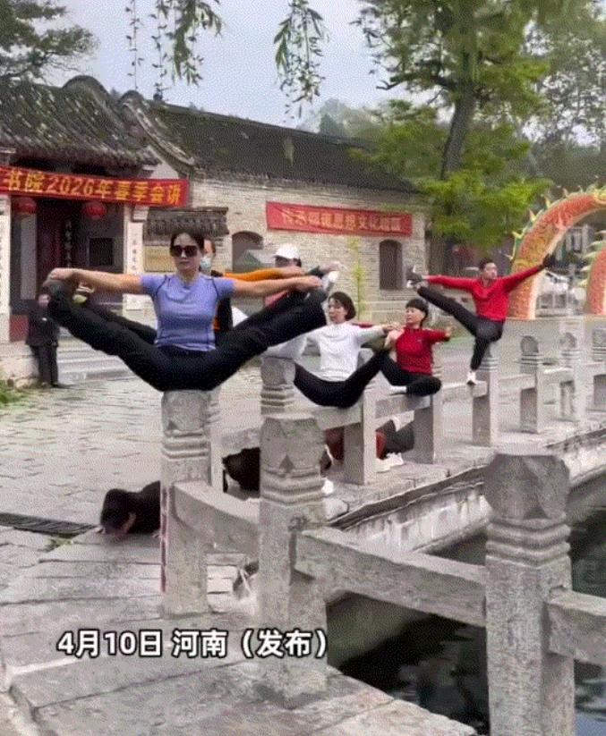 太尴尬了！河南新乡一景区，一群中年男女，在一湖岸边栏杆上，不但做着高难度的瑜伽动
