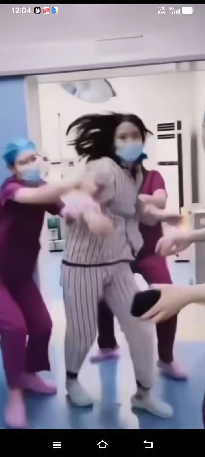 惊呆了！全网最霸气的产妇，刚生孩子后，下产床出来把丈夫打住院，事因，妻子生产前要