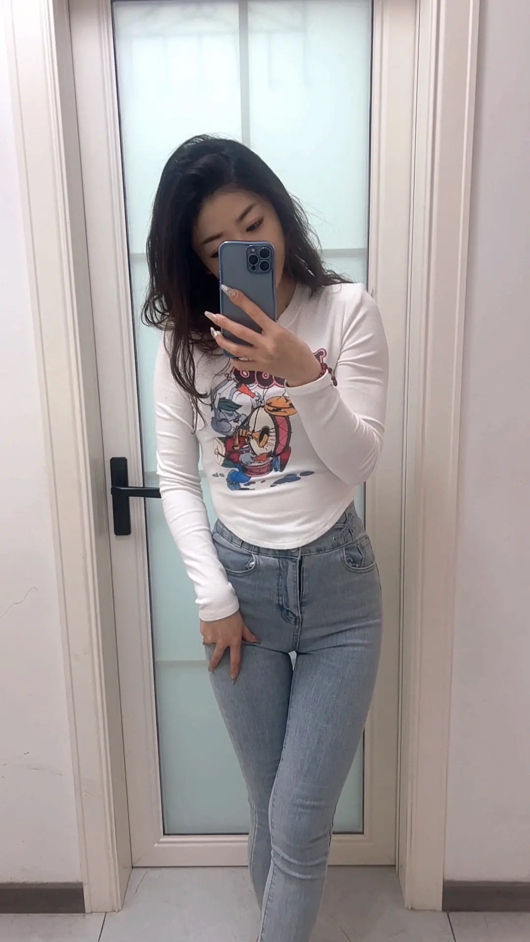 女人到了一定年纪才会明白一件事，嫁给谁都是一地鸡毛，和谁过都逃不过柴米...