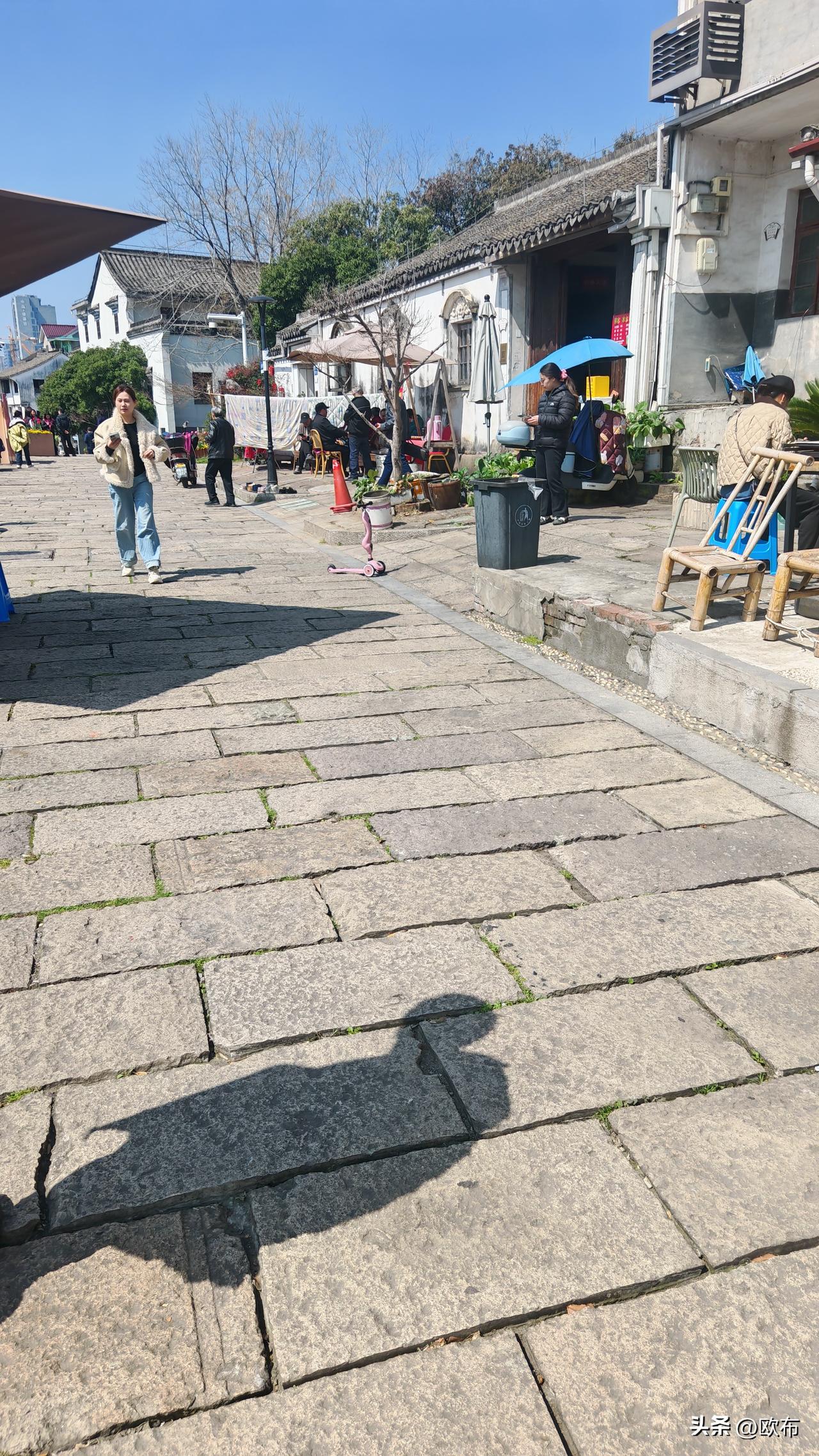 历史总是存在于时间里，即便是杭州这座非常现代的都市，只要你你仔细寻找，依然能顺着