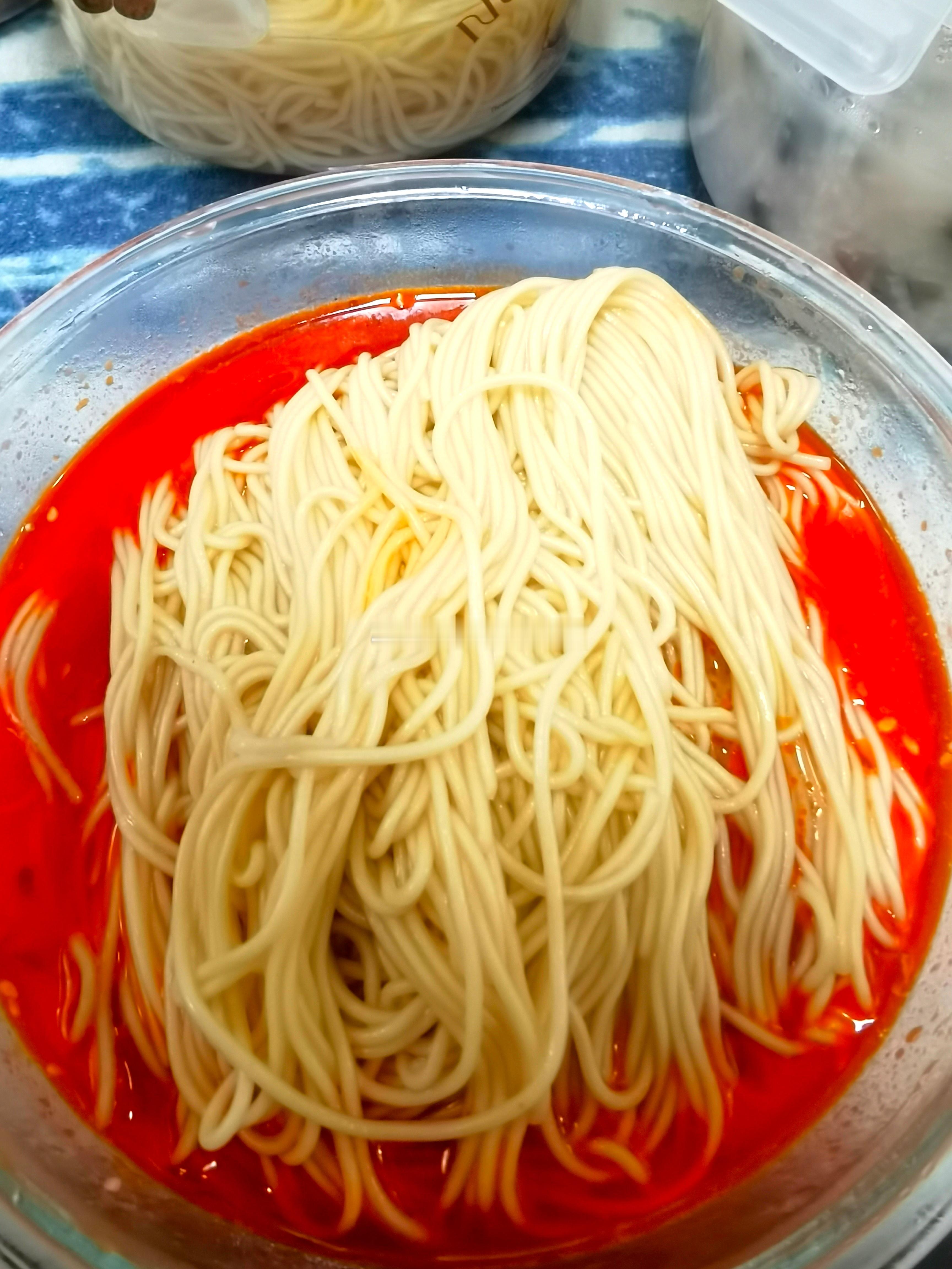 早餐：酸辣面。今早因为做蒜泥黄瓜，就顺手用现成的川味凉拌料汁加上蒜泥，做了碗酸辣