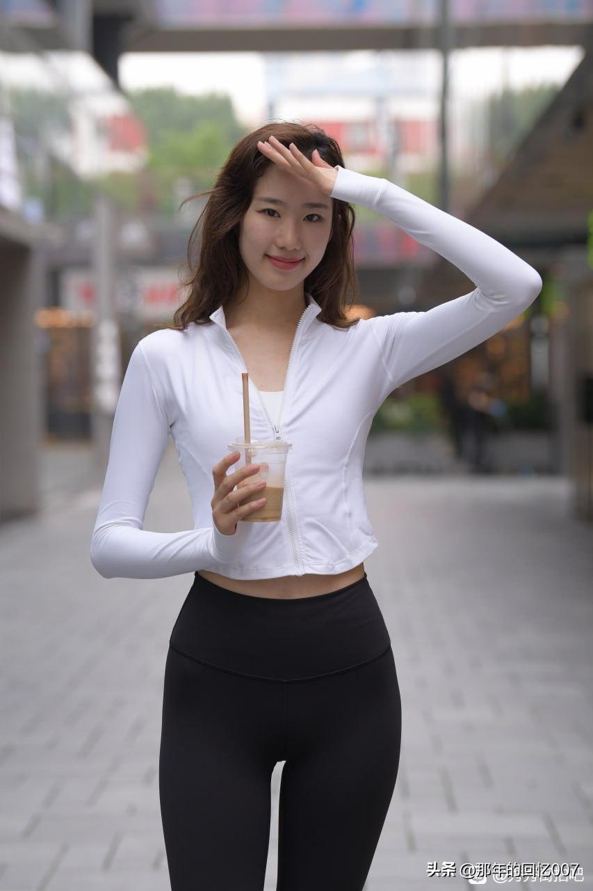 清晨的阳光洒进房间，来上一杯咖啡，瞬间开启元气满满的一天。咖啡文化如今渗透到生活