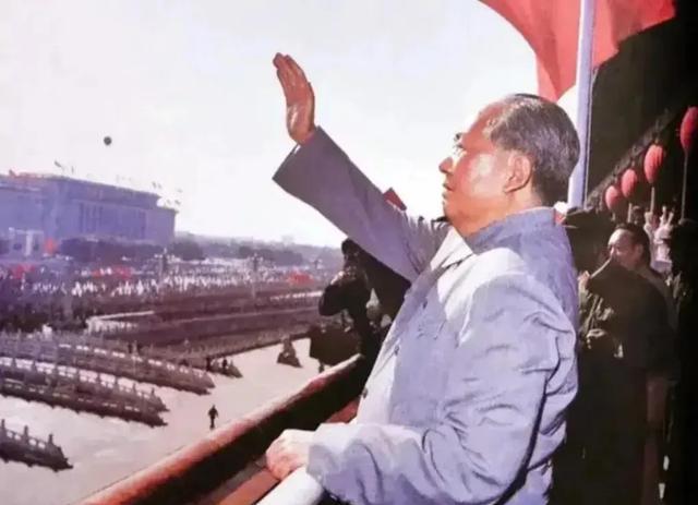 二十世纪中叶，中国历经战火与变革，毛泽东同志站在历史潮头，引领民族走向新生。他的