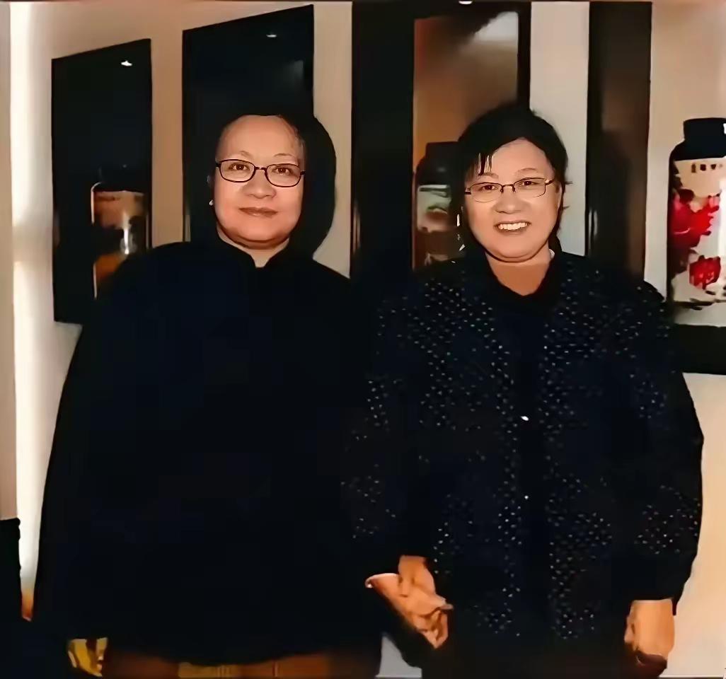 这是李讷和谢静宜手牵手的真实样貌，都看看吧，这可不是演员扮演的。

李讷，毛主席