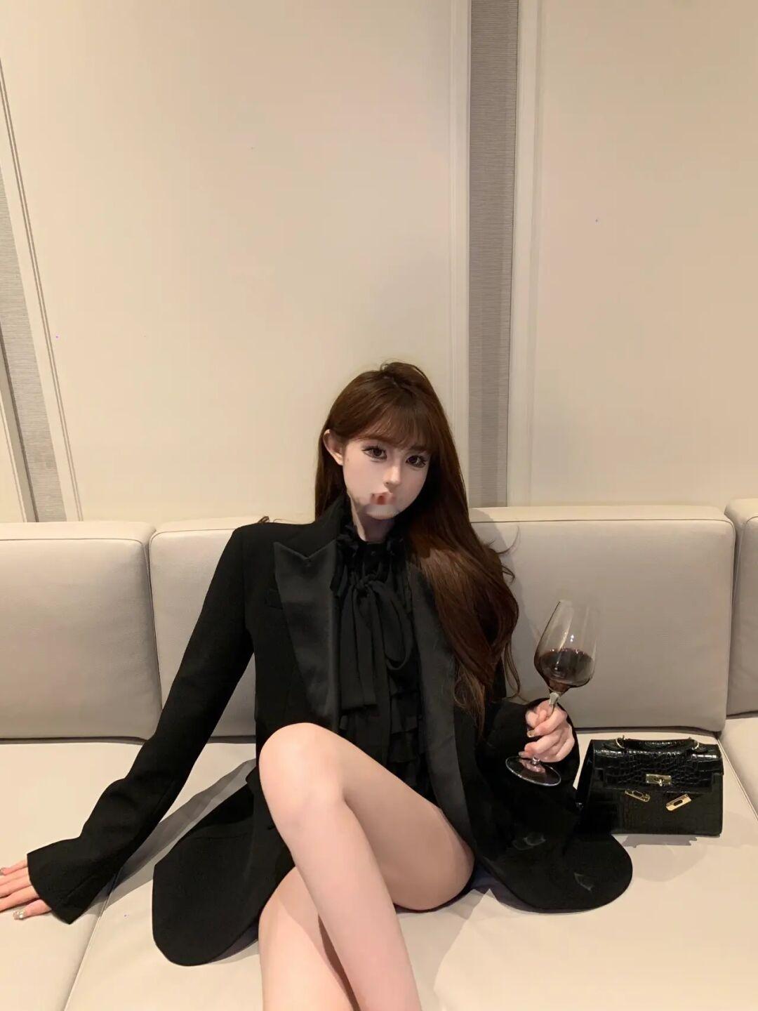 好久没穿西装咯