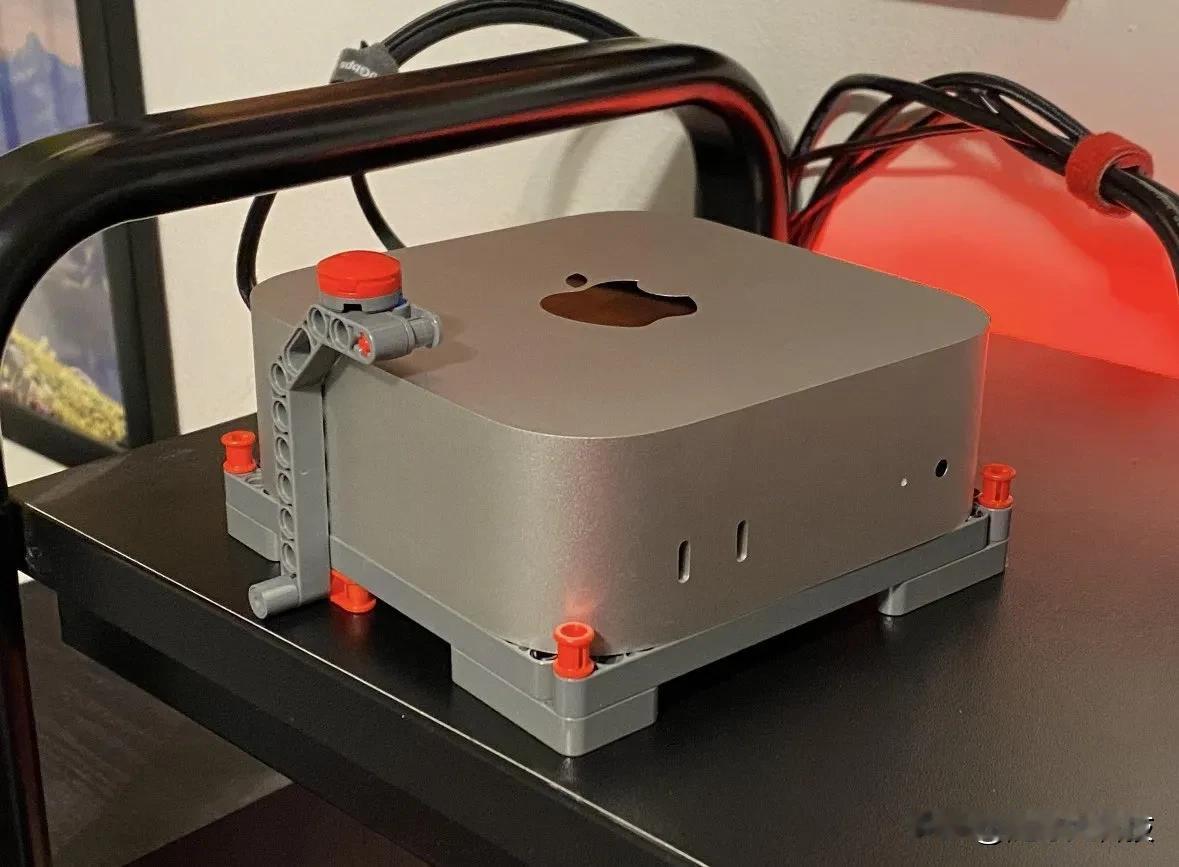 没想到，乐高有点意思，Mac mini M4把电源键放底部的问题，靠乐高就能解决