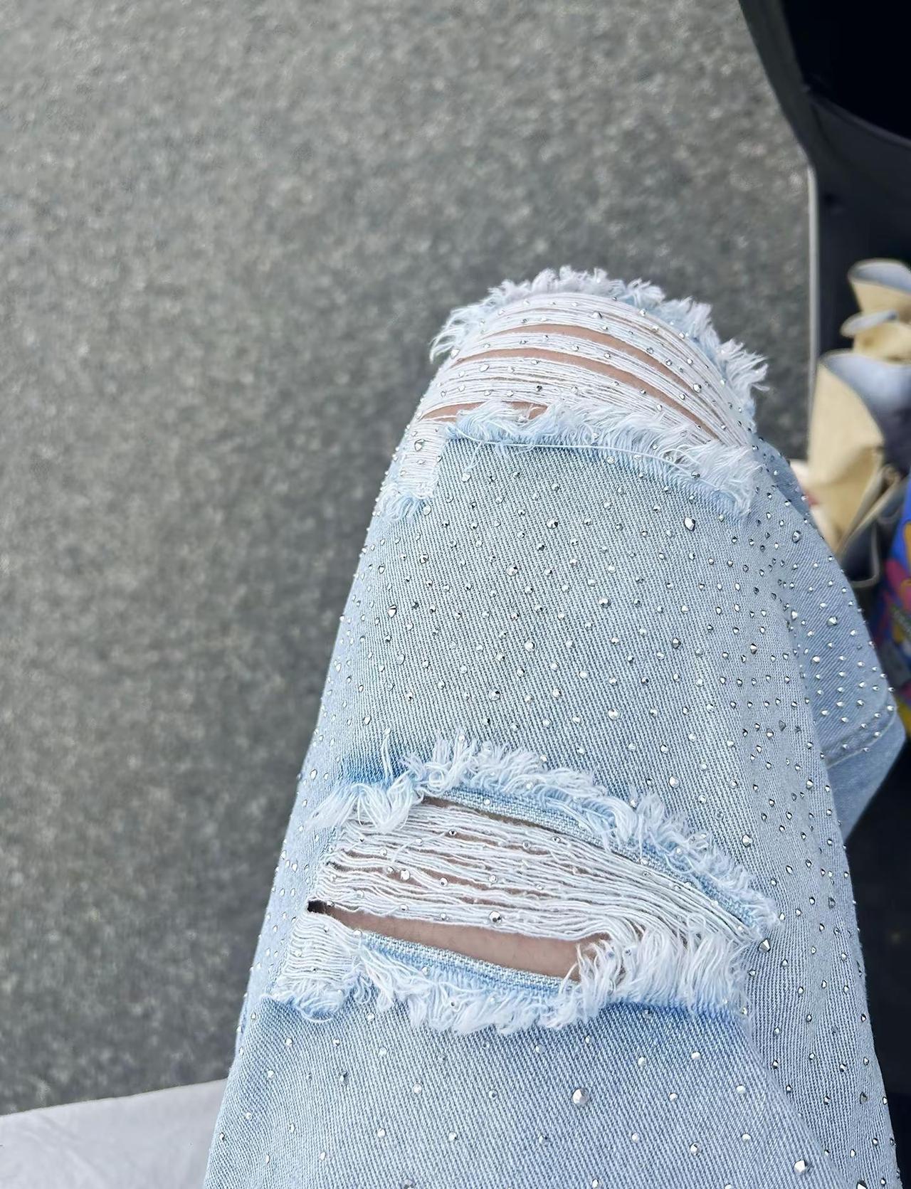 “今年好好干，争取买条碎花裙，也感受一下polo衫的深情！”破洞牛仔裤 随意穿搭