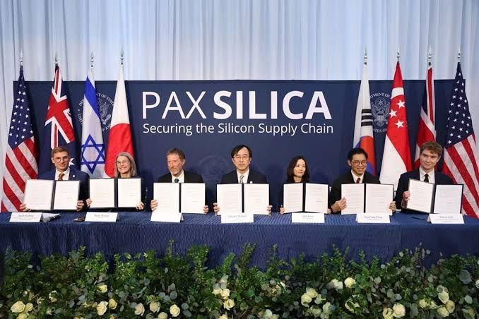美国这是要逼全球"二选一"了。
路透社刚曝出来：美国国务院正在准备给数十个国家发