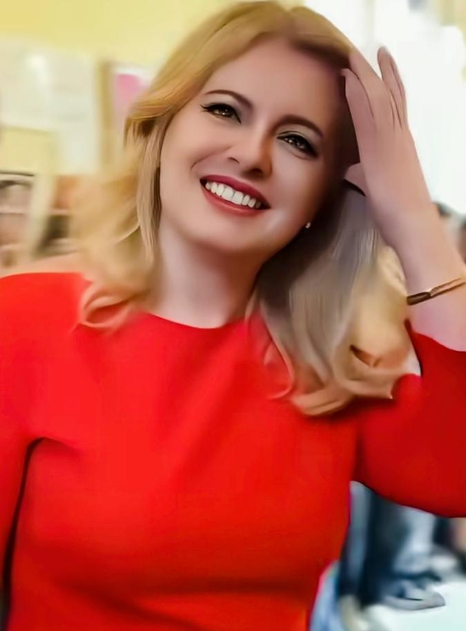 斯洛伐克前总统苏珊娜一身大红色，看上去特别漂亮啊！
红色与苏珊娜自身漂亮的颜值格