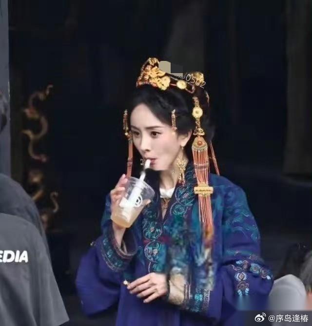我承认， 看到杨幂喝咖啡的那一刻 我直接惊呆了，想说一个这么有钱的大咖，怎么会喝