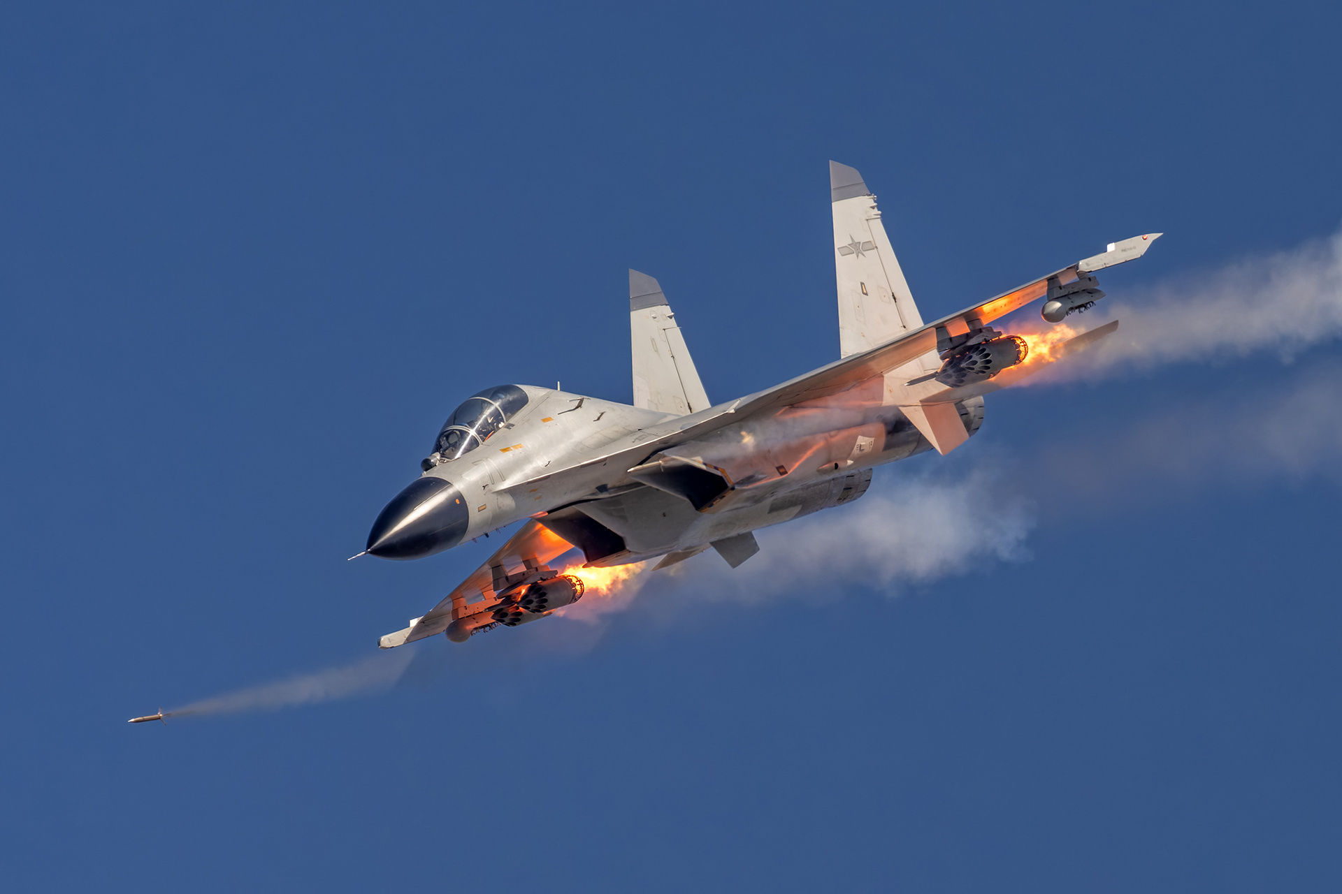 海军航空兵J-11B/BS火箭弹/炸弹对地攻击训练，实弹射击，无码不抹号，官方高