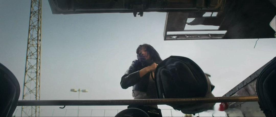 汪苏泷宋雨琦合作MV 第二支预告里的太有戏了，从厨房低头到举枪那一幕，情绪变化特