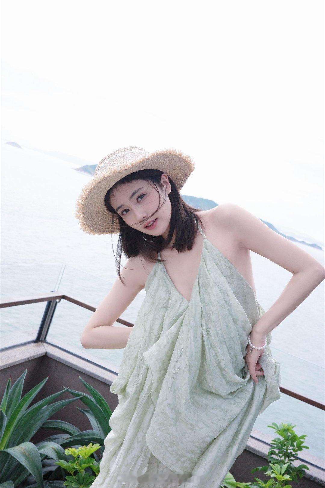 白鹿[超话]白鹿0923生日快乐 🍍幸福鹿923号 你是人间烟火，是藏在岁月里